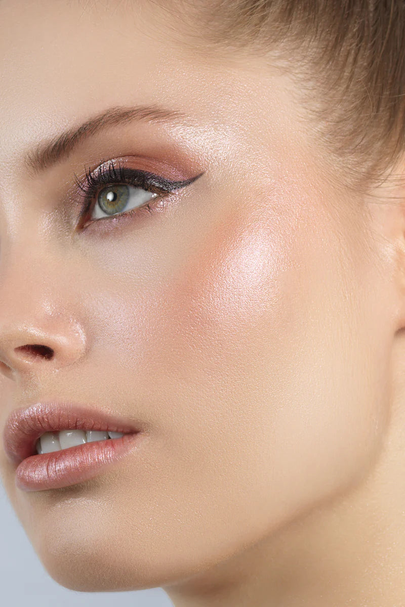 Stila Kitten Highlighter result – blinding glow on cheekbones